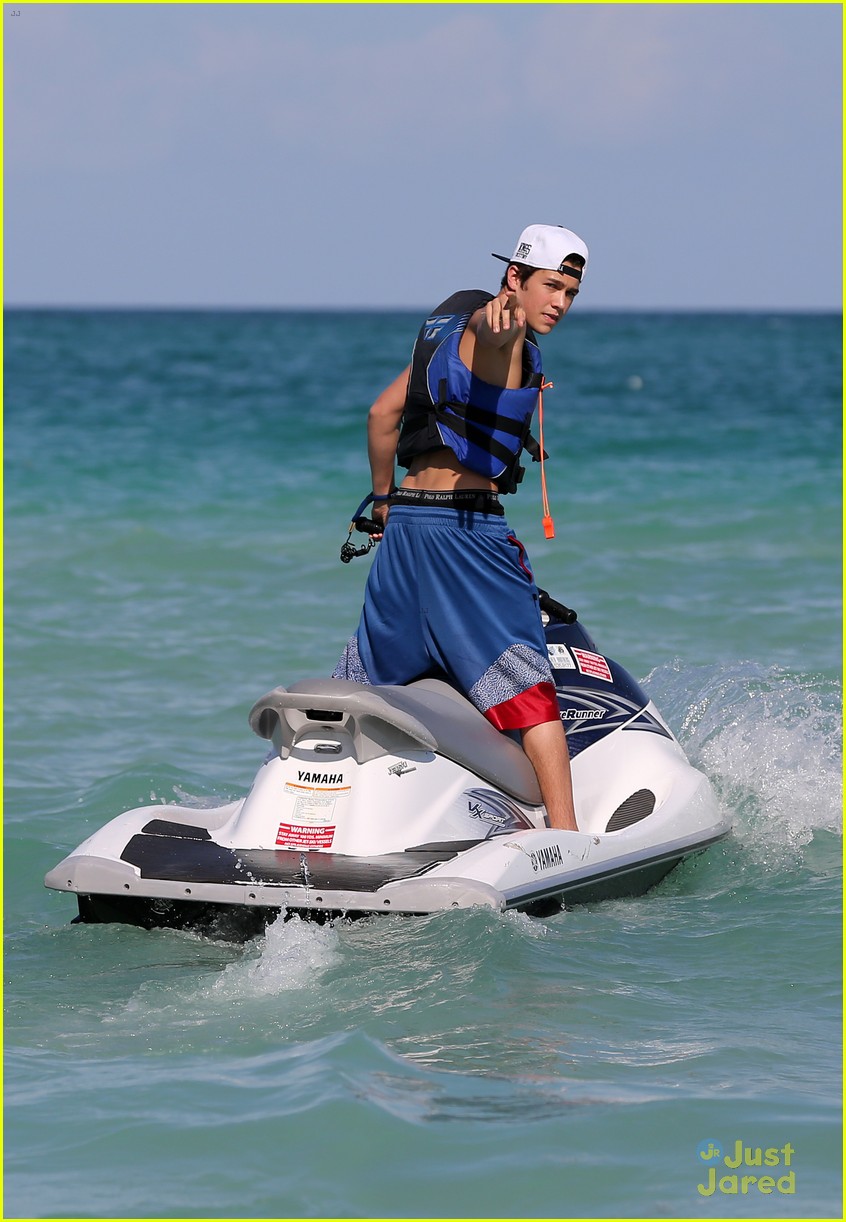 austin mahone shirtless beachside selfies with fans 18