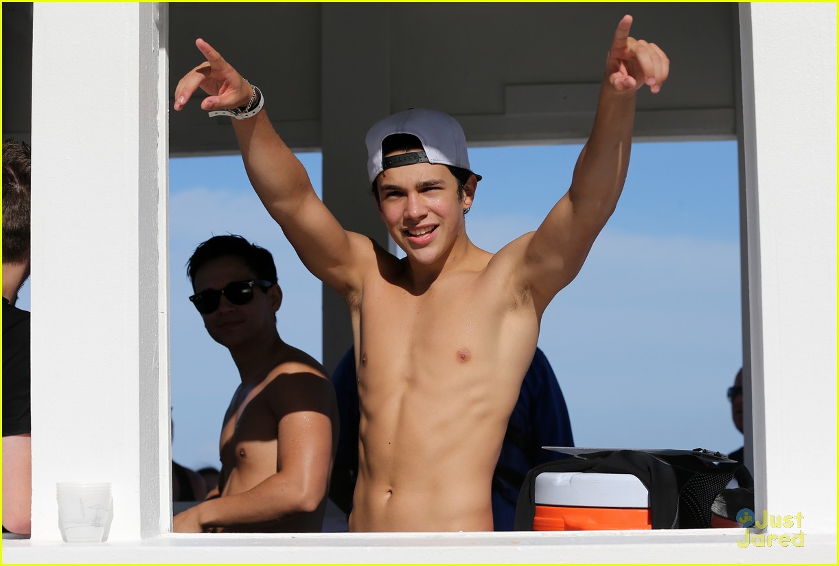 austin mahone shirtless beachside selfies with fans 19