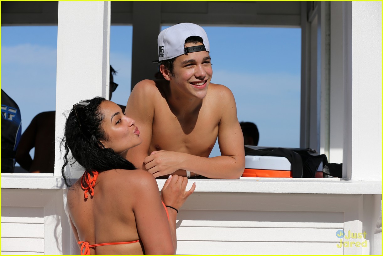 austin mahone shirtless beachside selfies with fans 20