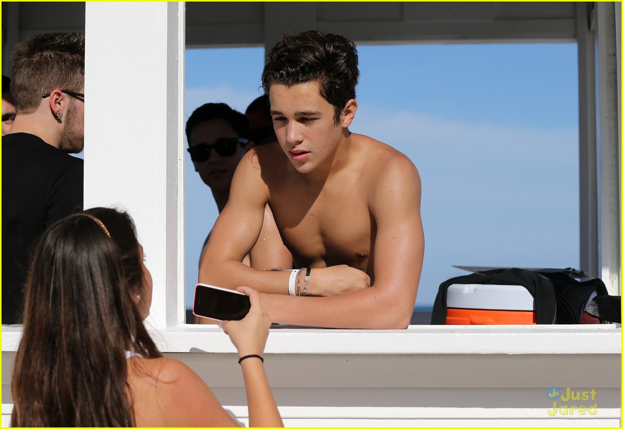 austin mahone shirtless beachside selfies with fans 21