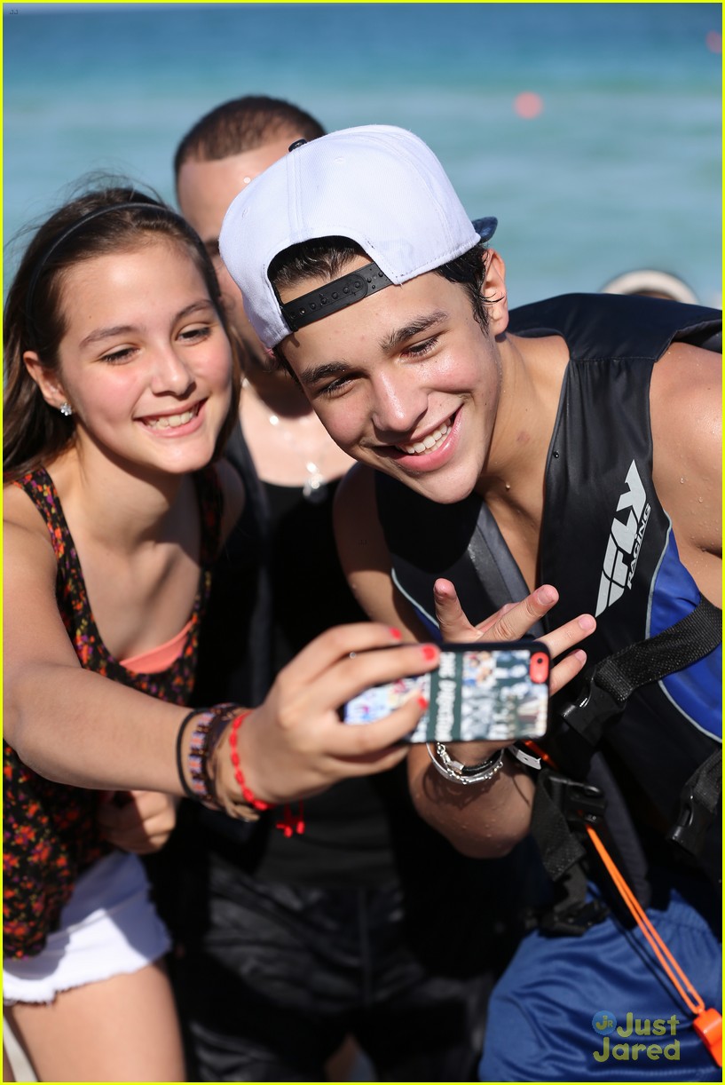 austin mahone shirtless beachside selfies with fans 22