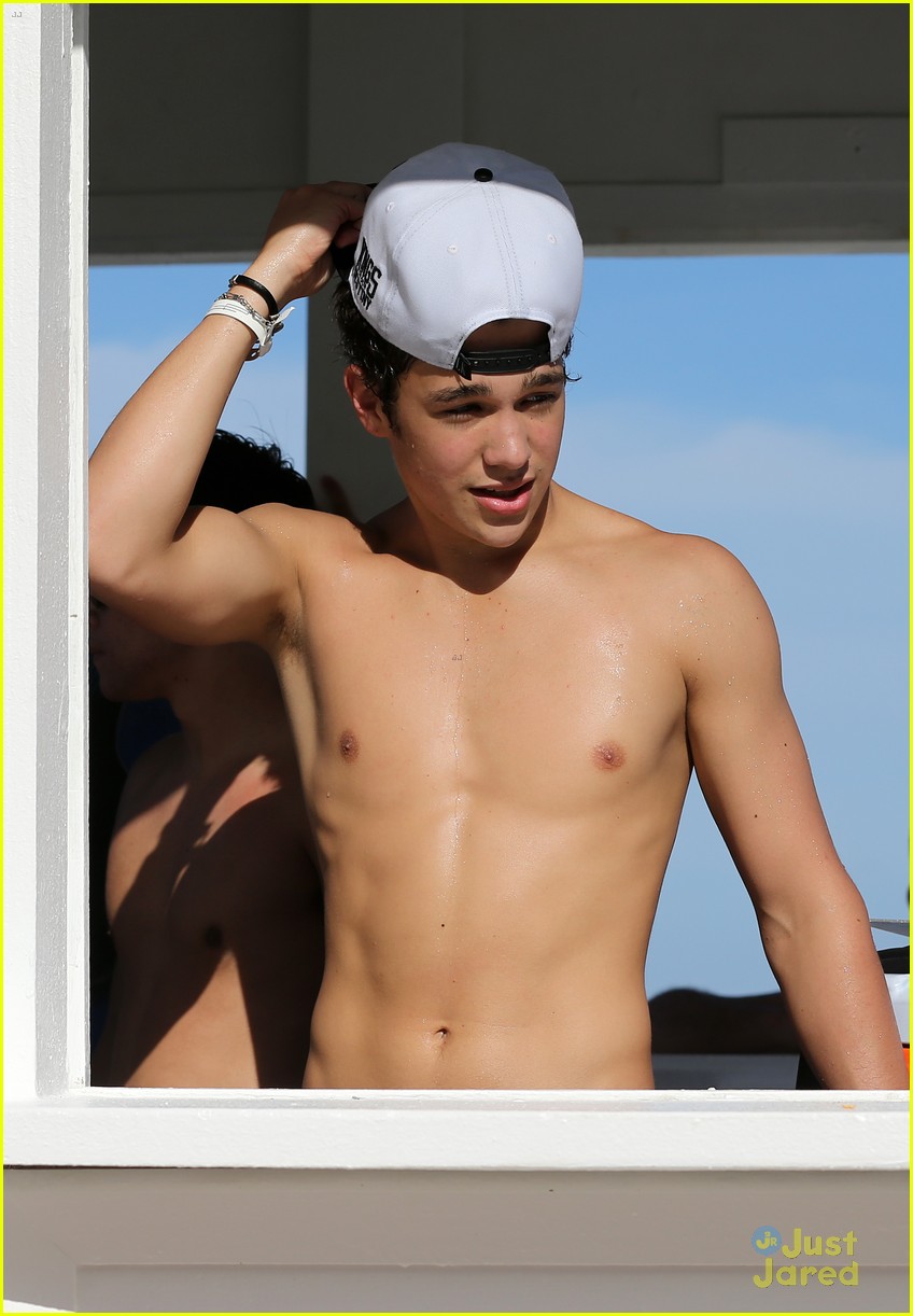 austin mahone shirtless beachside selfies with fans 23