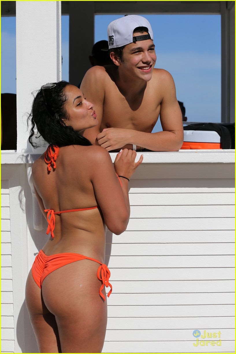 austin mahone shirtless beachside selfies with fans 24