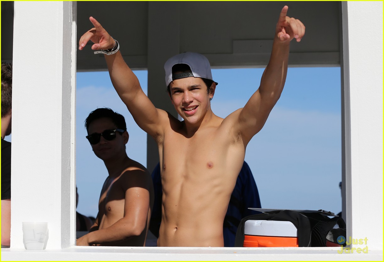 austin mahone shirtless beachside selfies with fans 25
