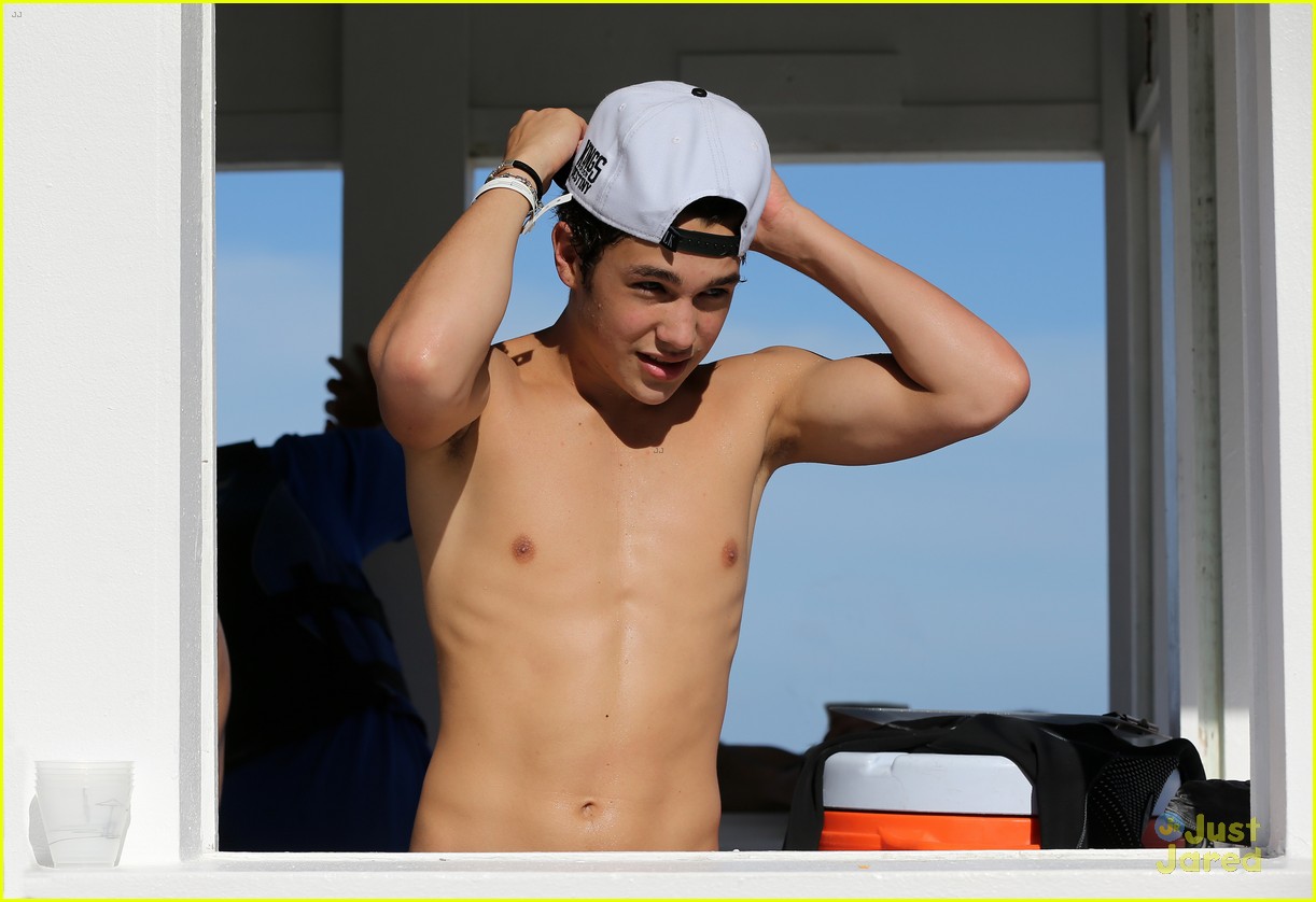 austin mahone shirtless beachside selfies with fans 27
