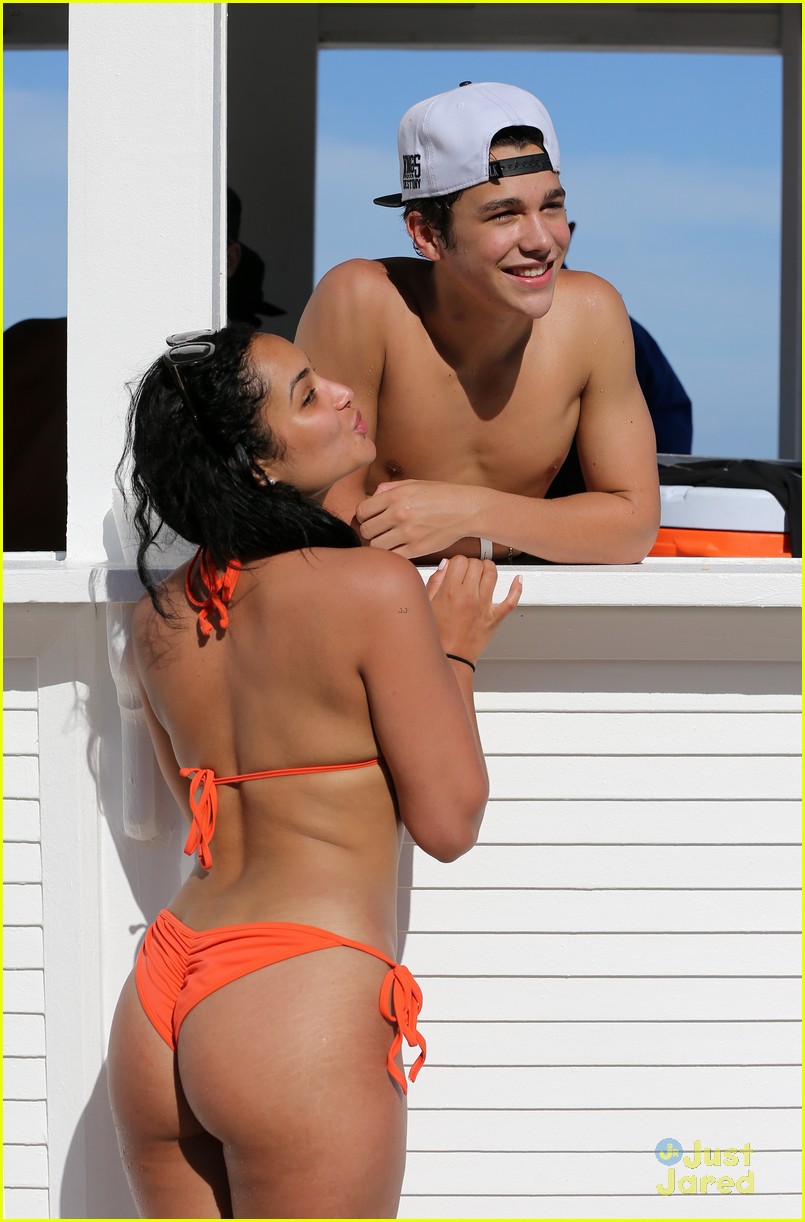 austin mahone shirtless beachside selfies with fans 28