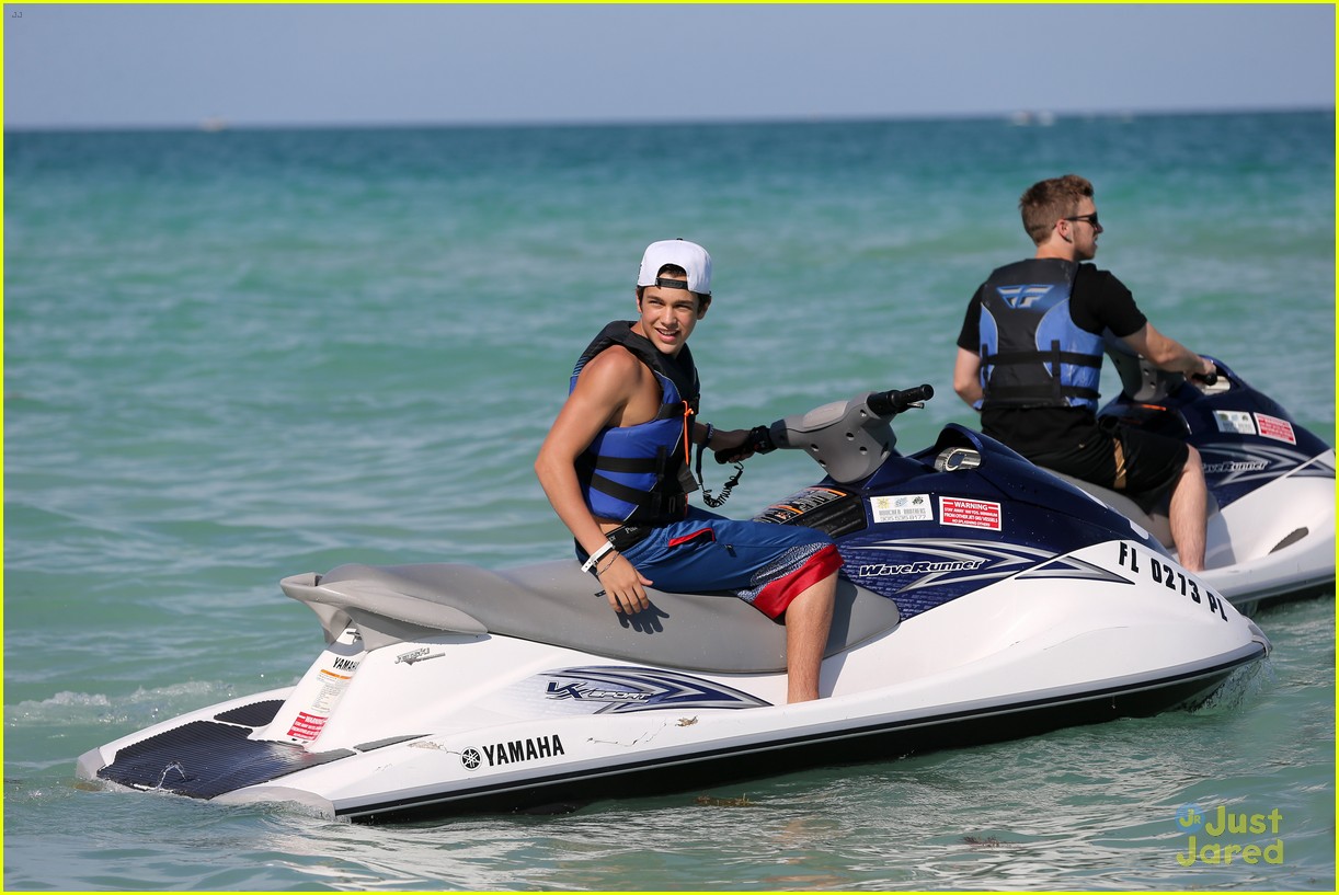 austin mahone shirtless beachside selfies with fans 29