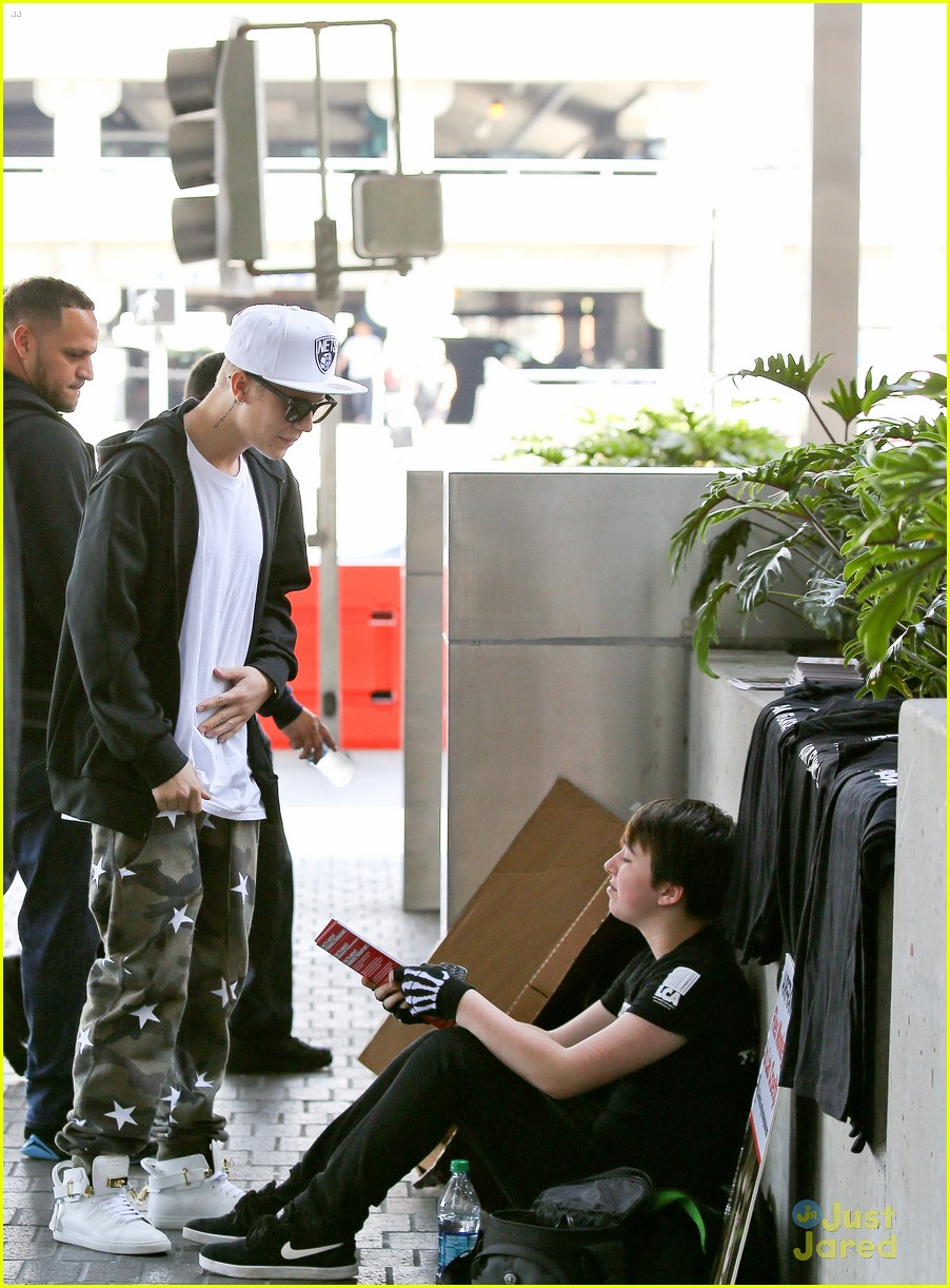 justin bieber chats up protester at lax airport 06