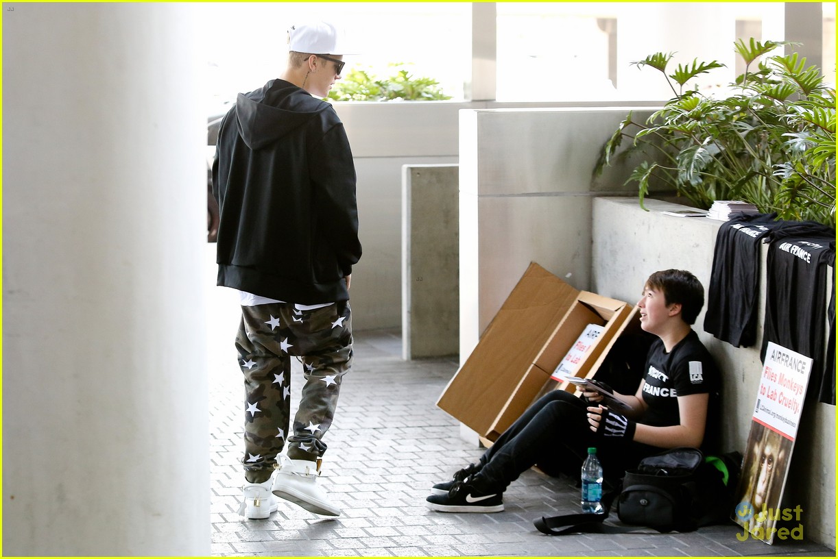 justin bieber chats up protester at lax airport 12