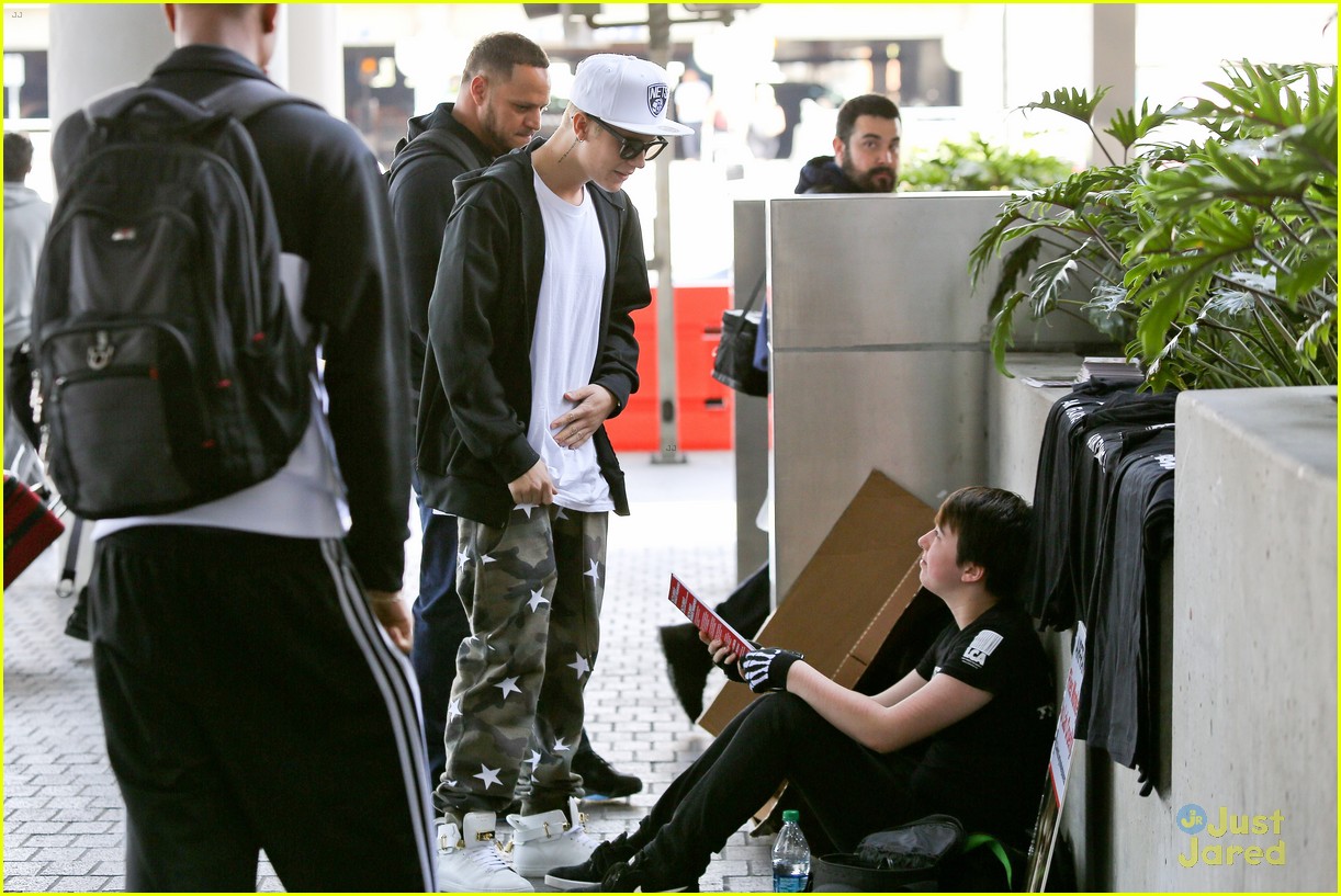 justin bieber chats up protester at lax airport 14