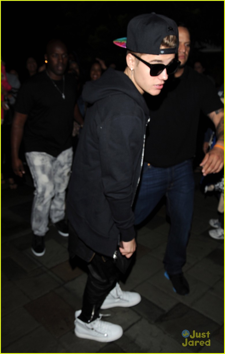 justin bieber takes pictures with fans outside hotel01
