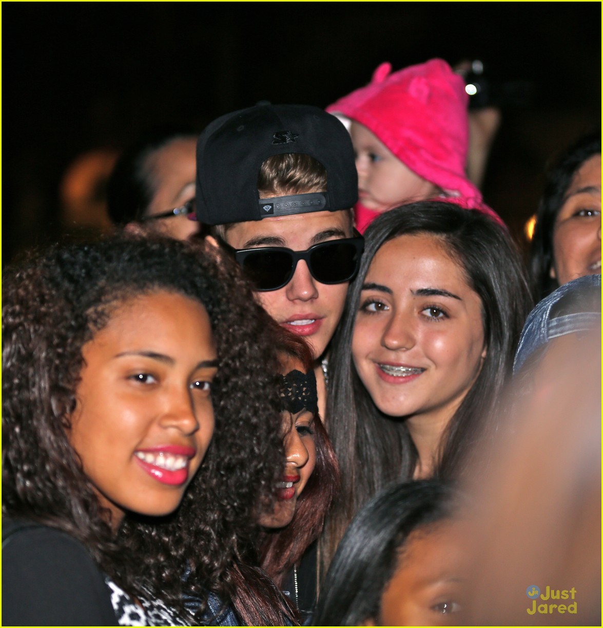 justin bieber takes pictures with fans outside hotel02