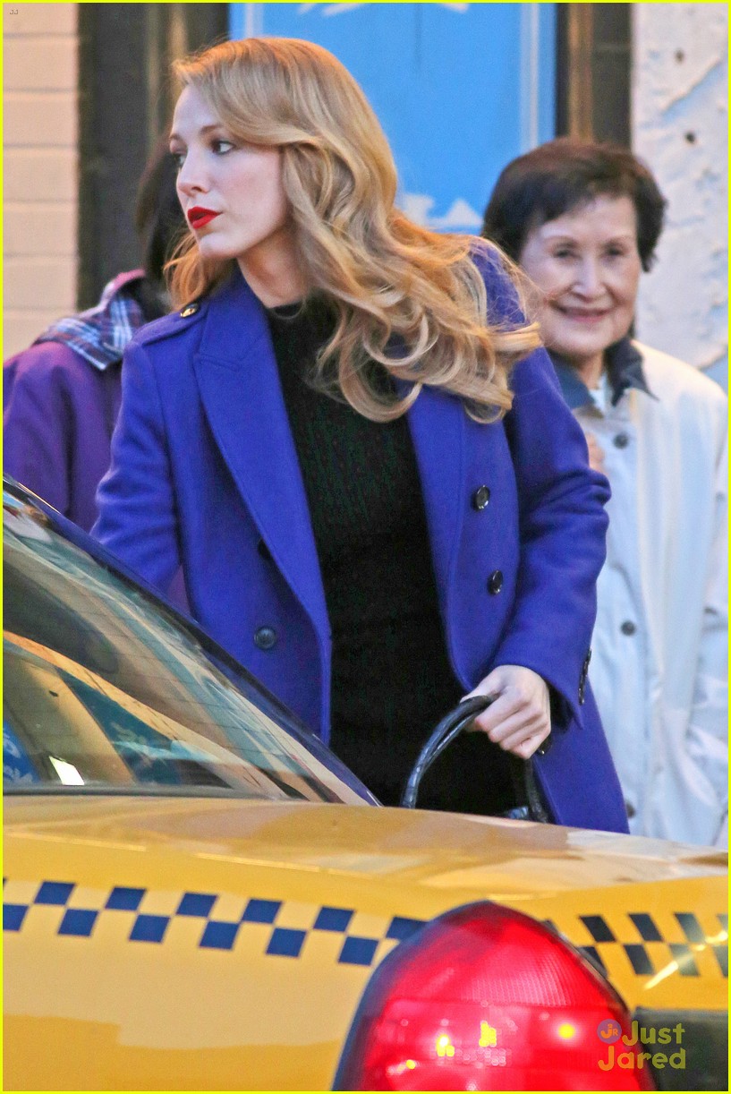 blake lively grabs cab chinatown age of adaline 31