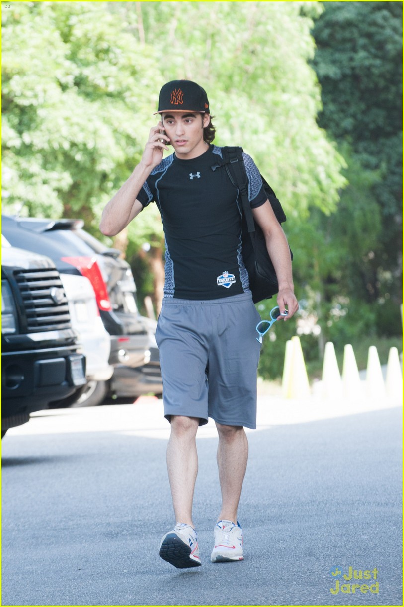 blake michael hits gym before dog with blog filming 01