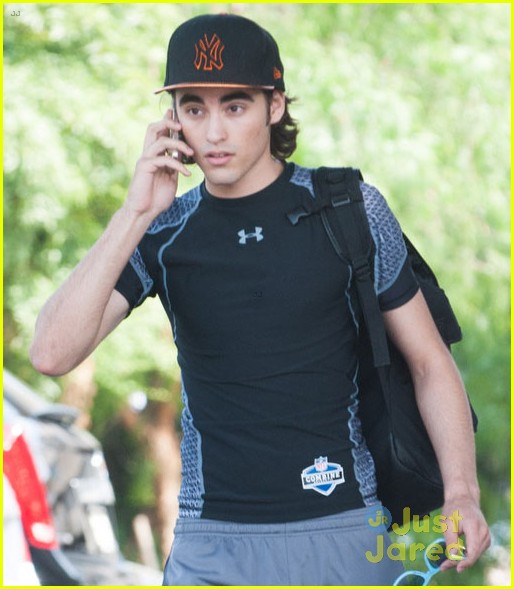 blake michael hits gym before dog with blog filming 02