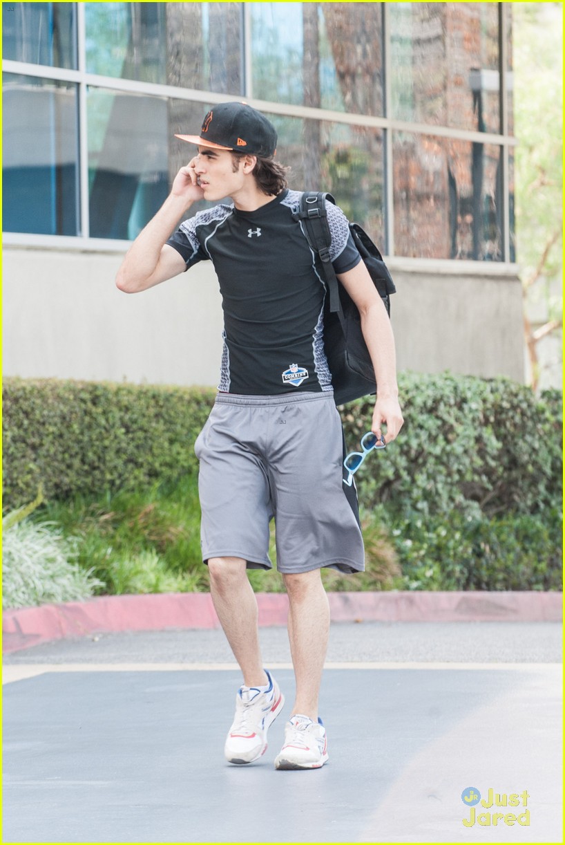 blake michael hits gym before dog with blog filming 03