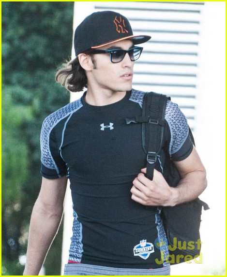 blake michael hits gym before dog with blog filming 04