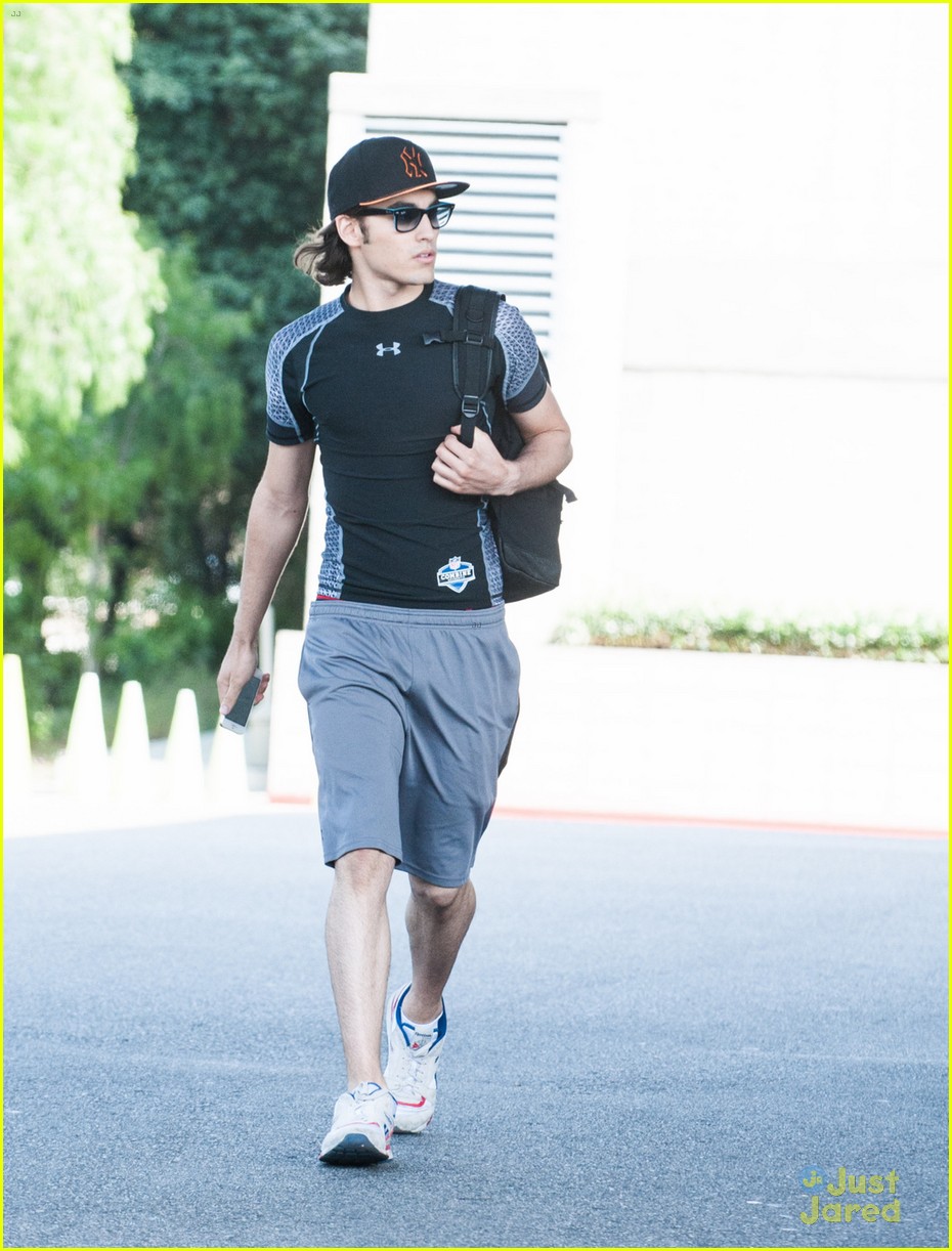 blake michael hits gym before dog with blog filming 05