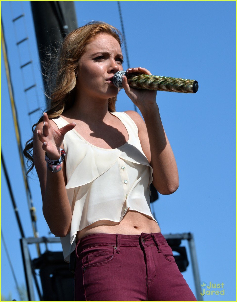 danielle bradbery puts on a rocking show at stagecoach 201404