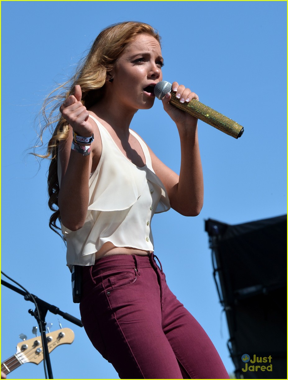 danielle bradbery puts on a rocking show at stagecoach 201405