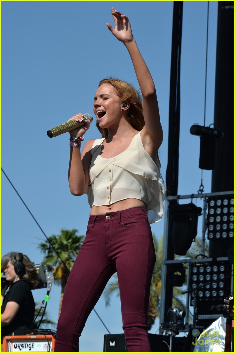 danielle bradbery puts on a rocking show at stagecoach 201406