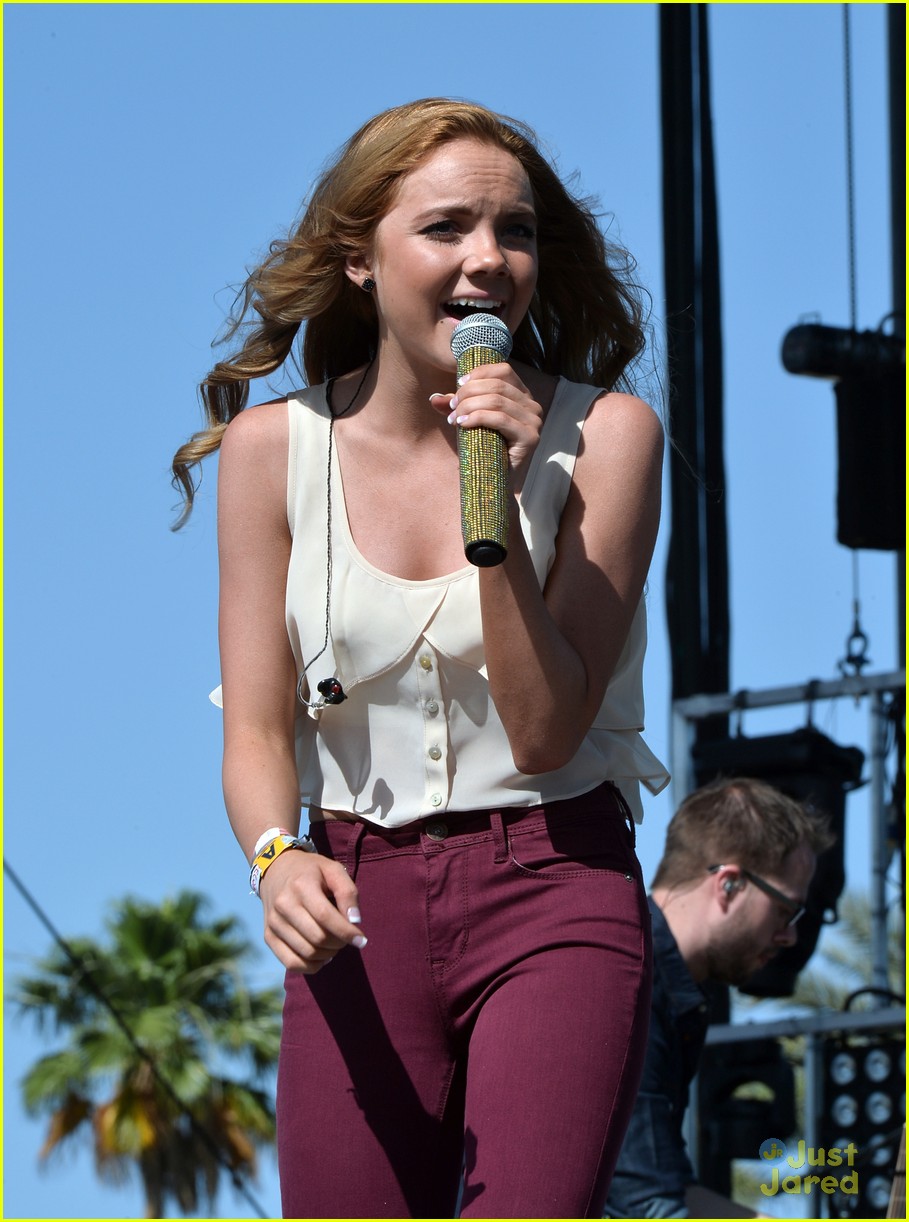 danielle bradbery puts on a rocking show at stagecoach 201407