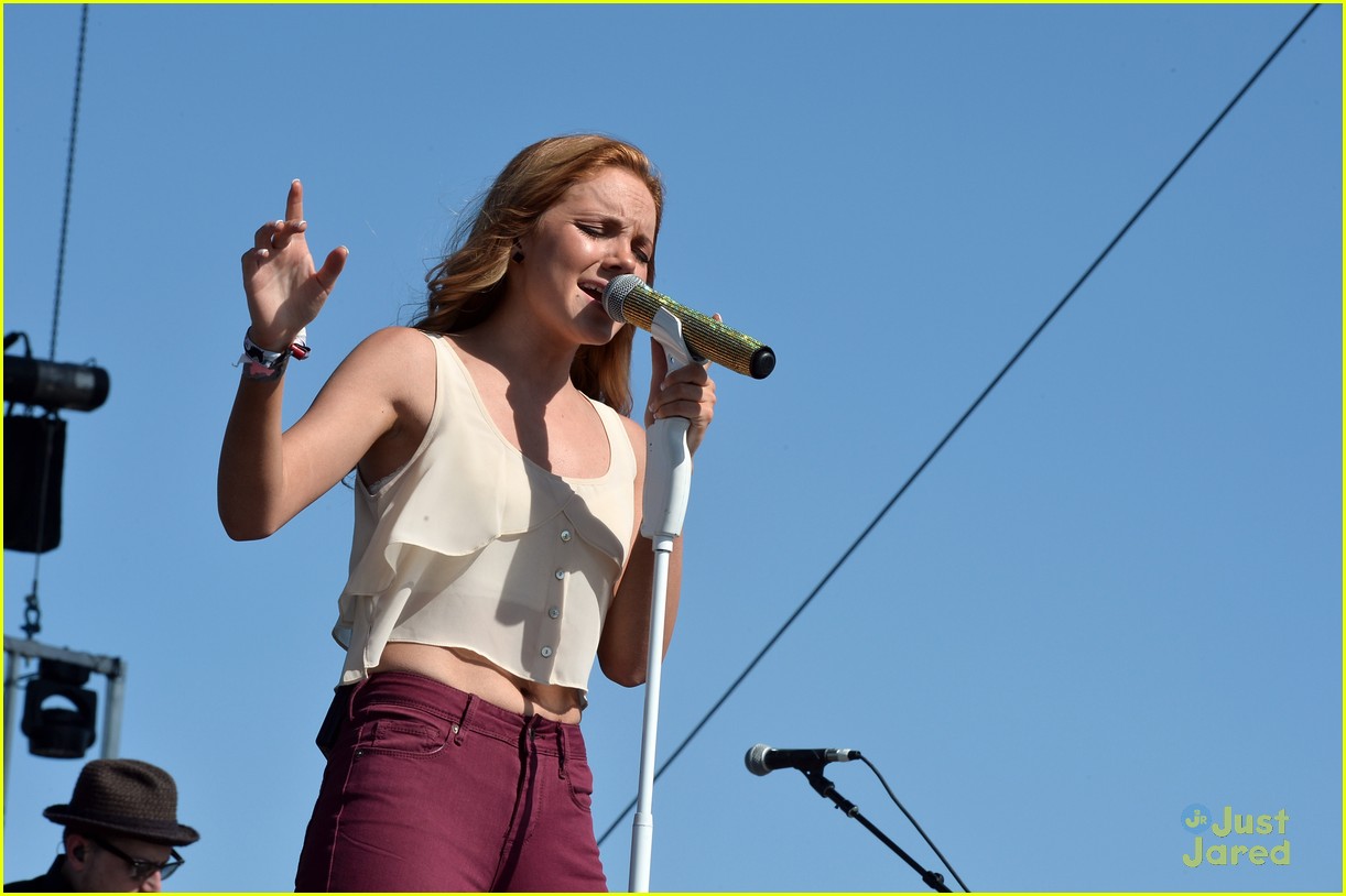 danielle bradbery puts on a rocking show at stagecoach 201408