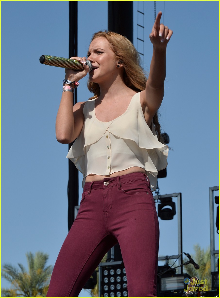 danielle bradbery puts on a rocking show at stagecoach 201410