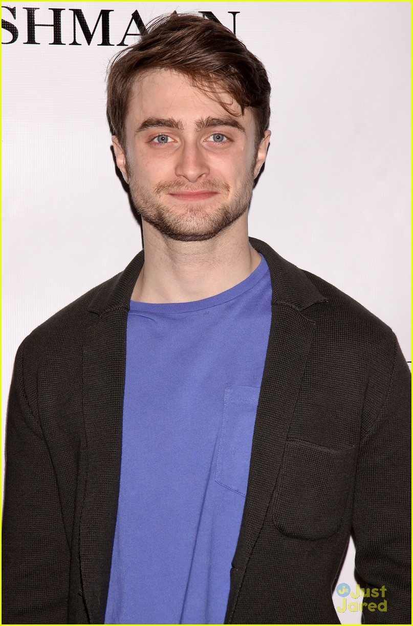 daniel radcliffe makes us really want to see him cripple inishmaan 01