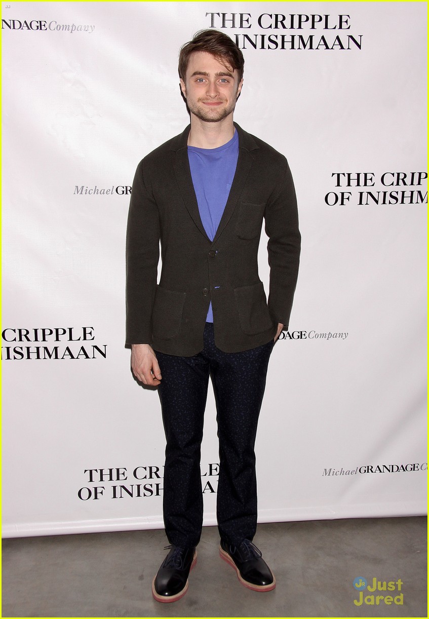 daniel radcliffe makes us really want to see him cripple inishmaan 05