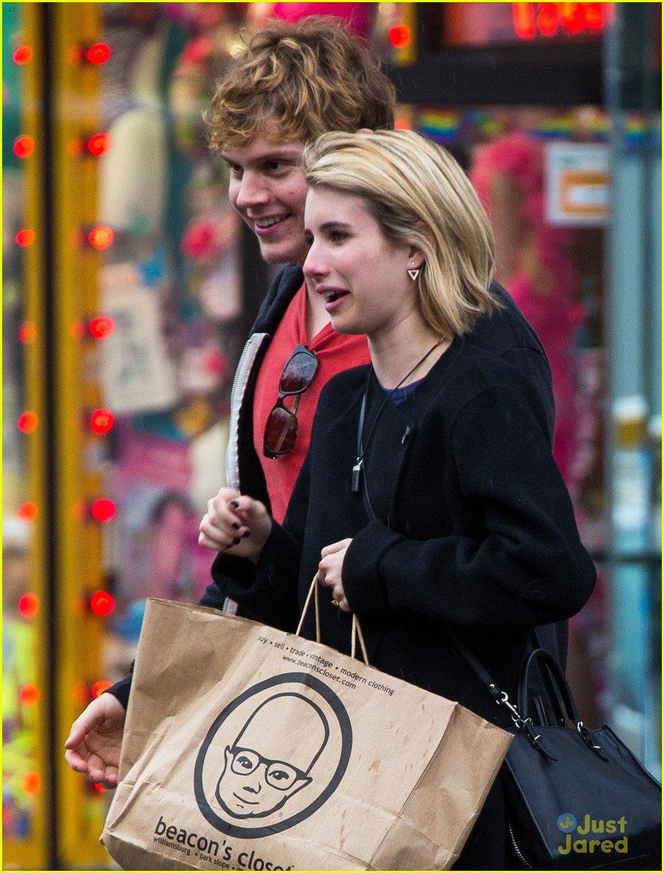 emma roberts real new yorkers walk fast 01