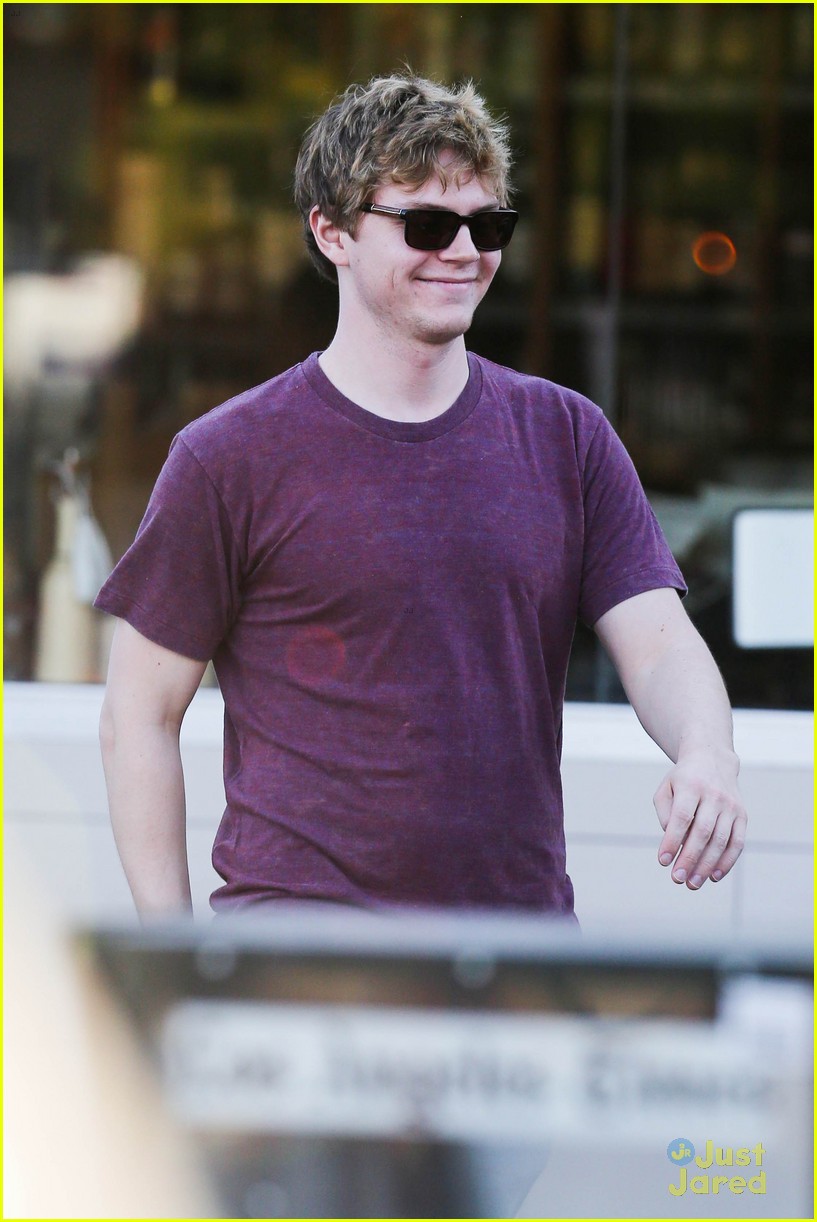 emma roberts evan peters cant stop smiling lunch 02