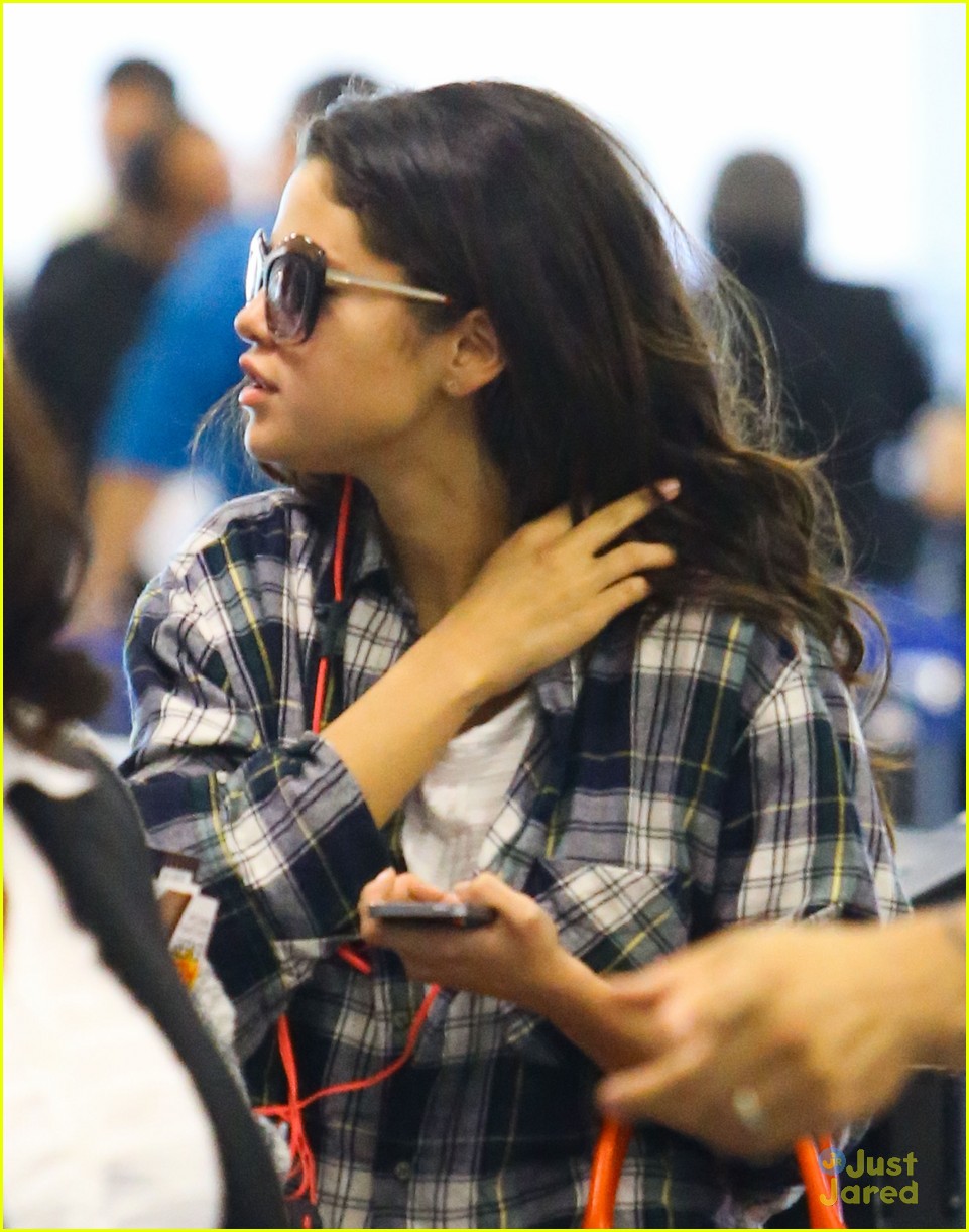 selena gomez jets off after hanging out with justin bieber in miami01