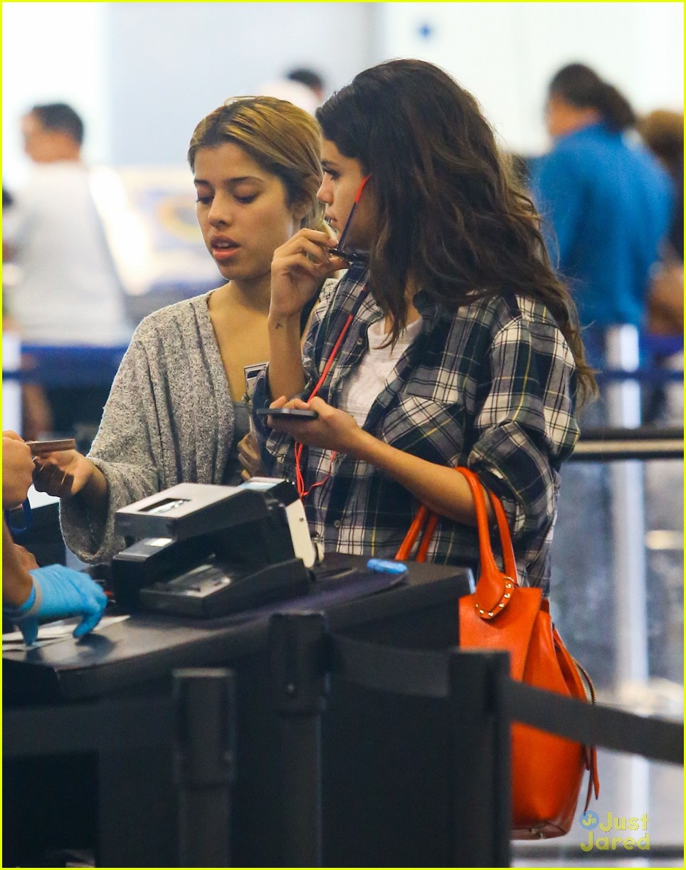 selena gomez jets off after hanging out with justin bieber in miami02