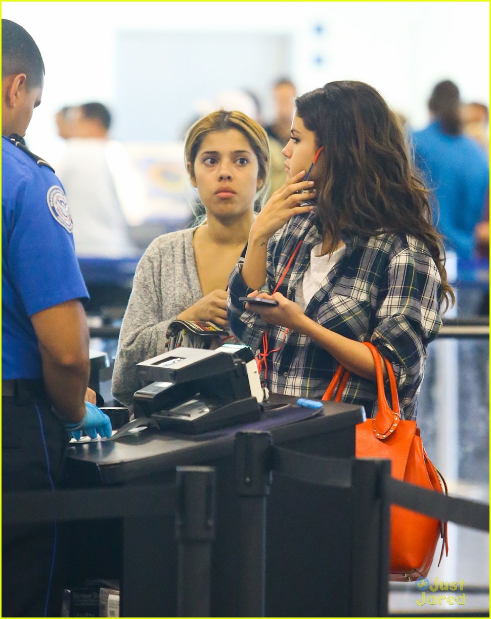 selena gomez jets off after hanging out with justin bieber in miami03