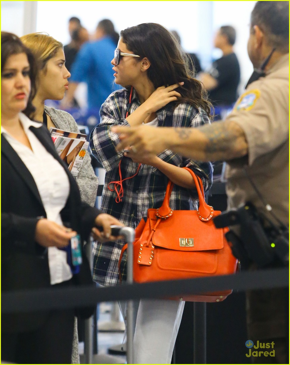 selena gomez jets off after hanging out with justin bieber in miami04