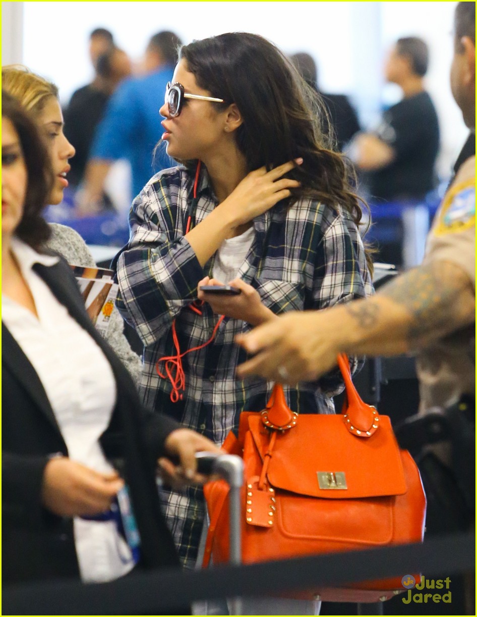 selena gomez jets off after hanging out with justin bieber in miami05