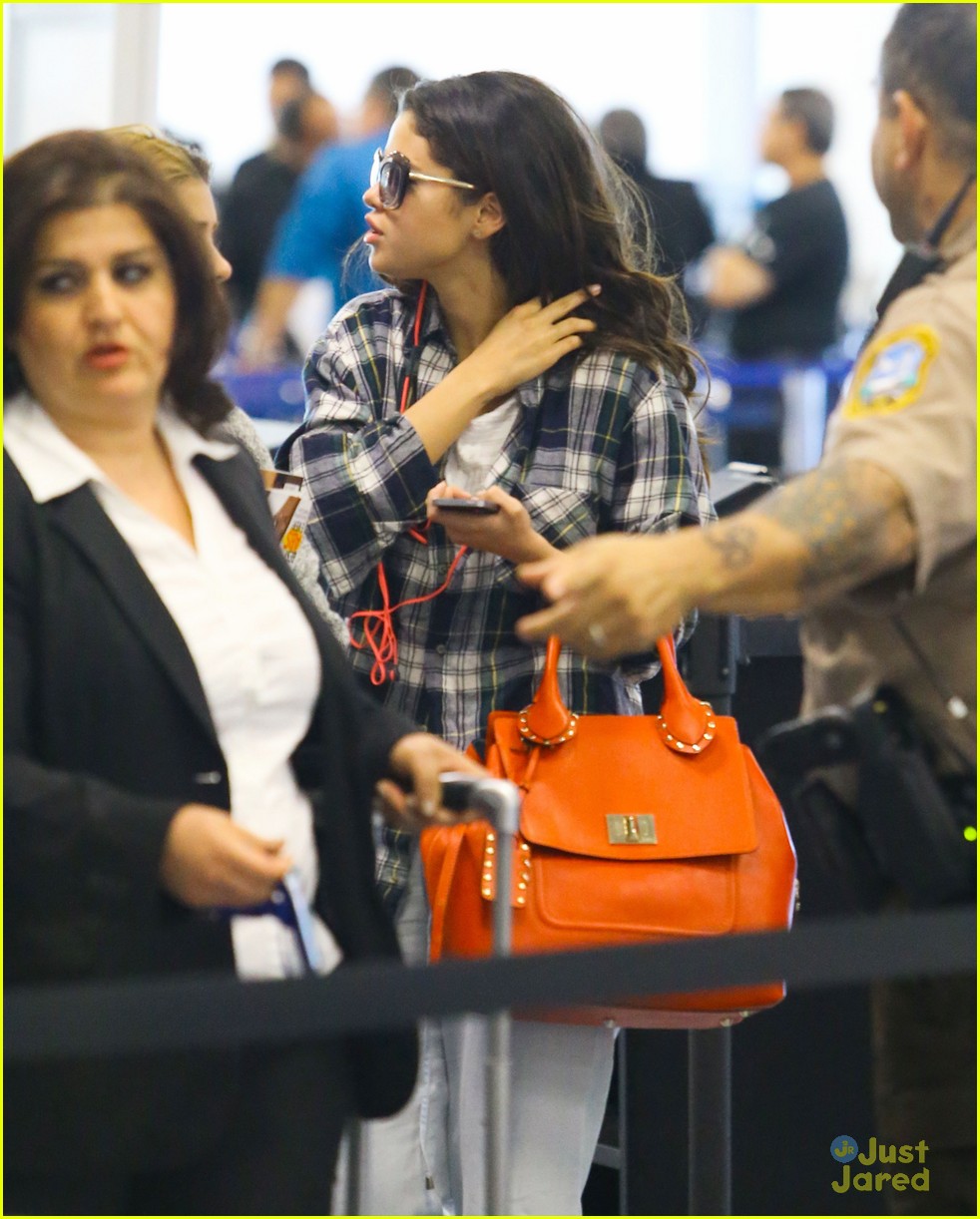 selena gomez jets off after hanging out with justin bieber in miami06