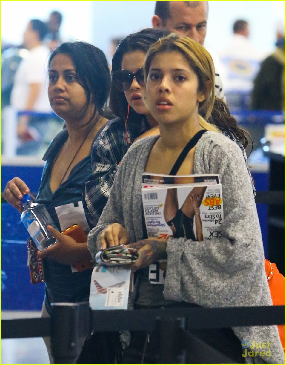 selena gomez jets off after hanging out with justin bieber in miami07