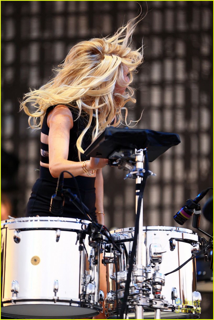 ellie goulding is on fire performing at weekend two of coachella05