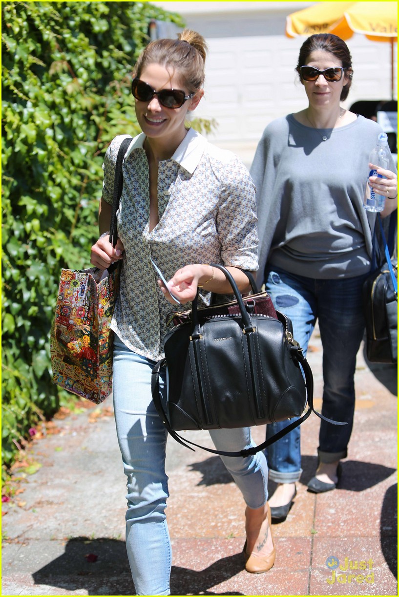 ashley greene grab lunch with her mom03