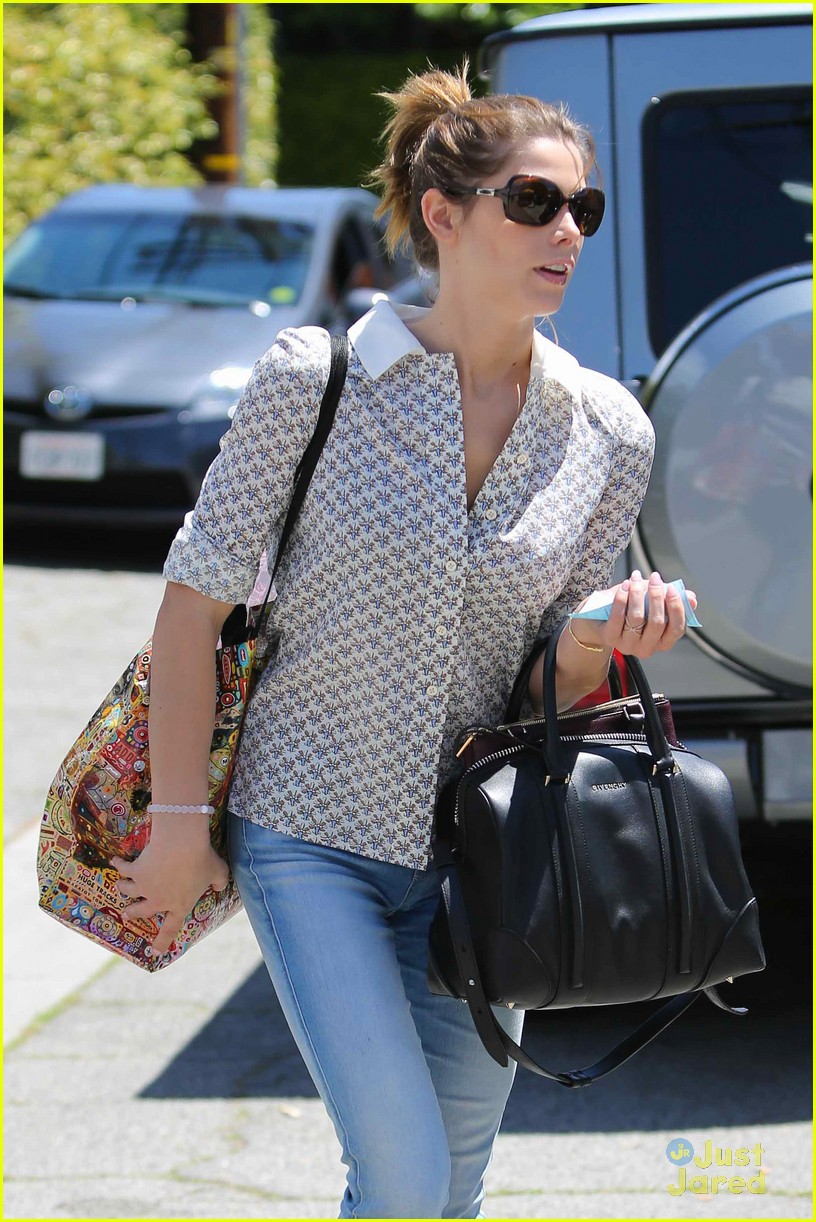 ashley greene grab lunch with her mom07