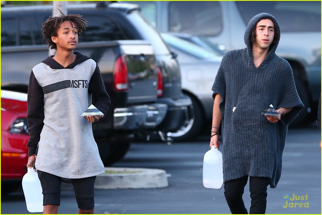 jaden smith carries pyramid to lunch 06