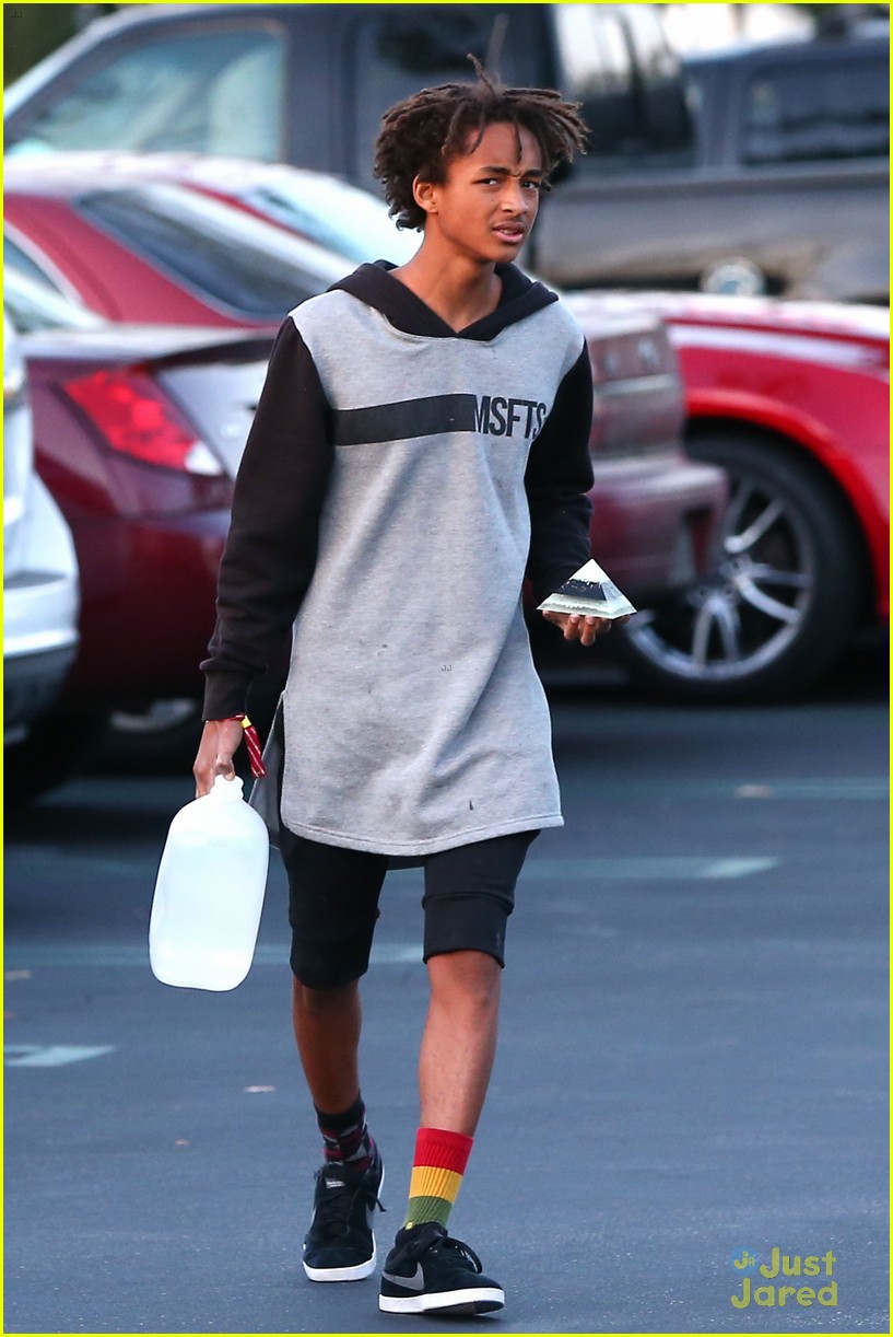 jaden smith carries pyramid to lunch 09