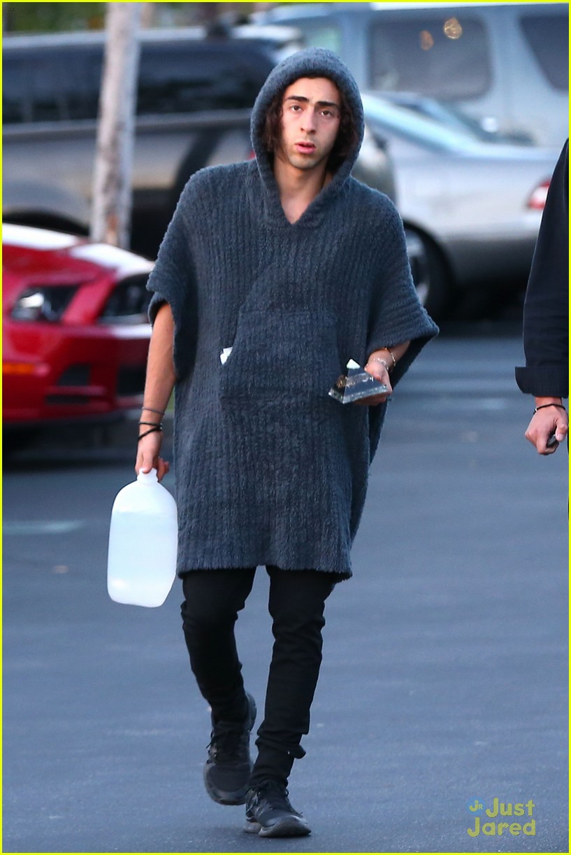 jaden smith carries pyramid to lunch 10