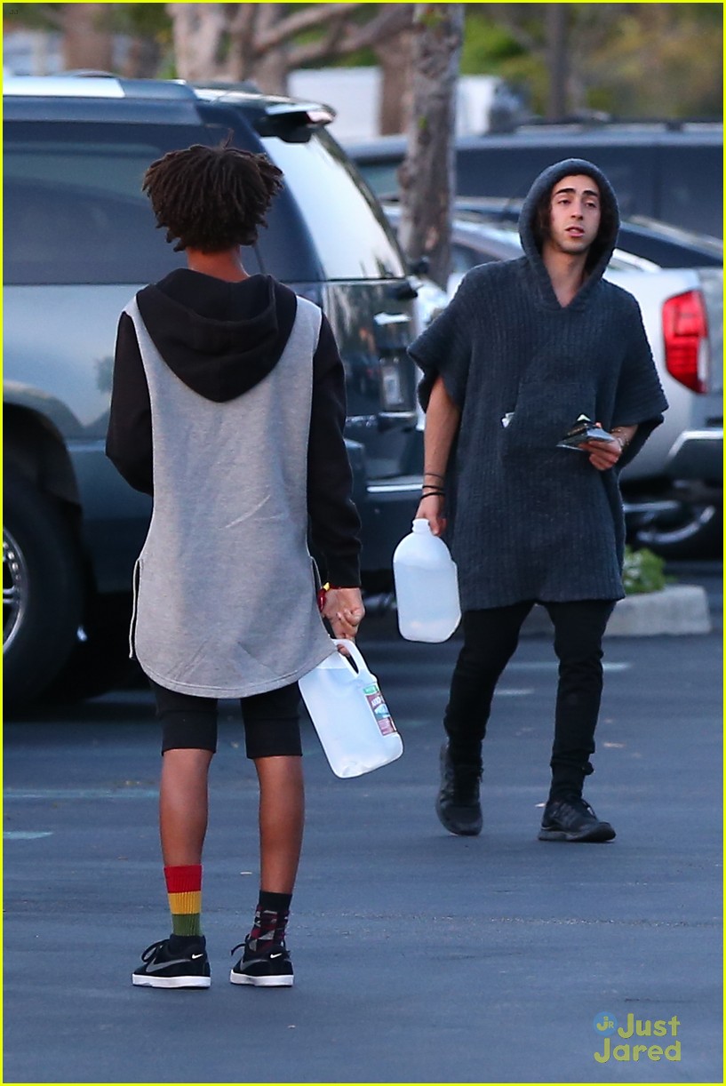 jaden smith carries pyramid to lunch 11