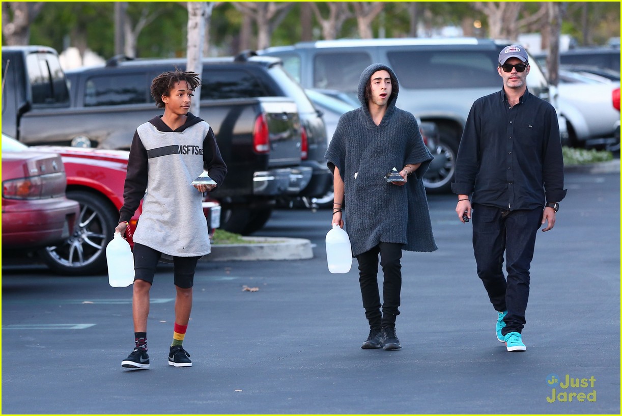jaden smith carries pyramid to lunch 12