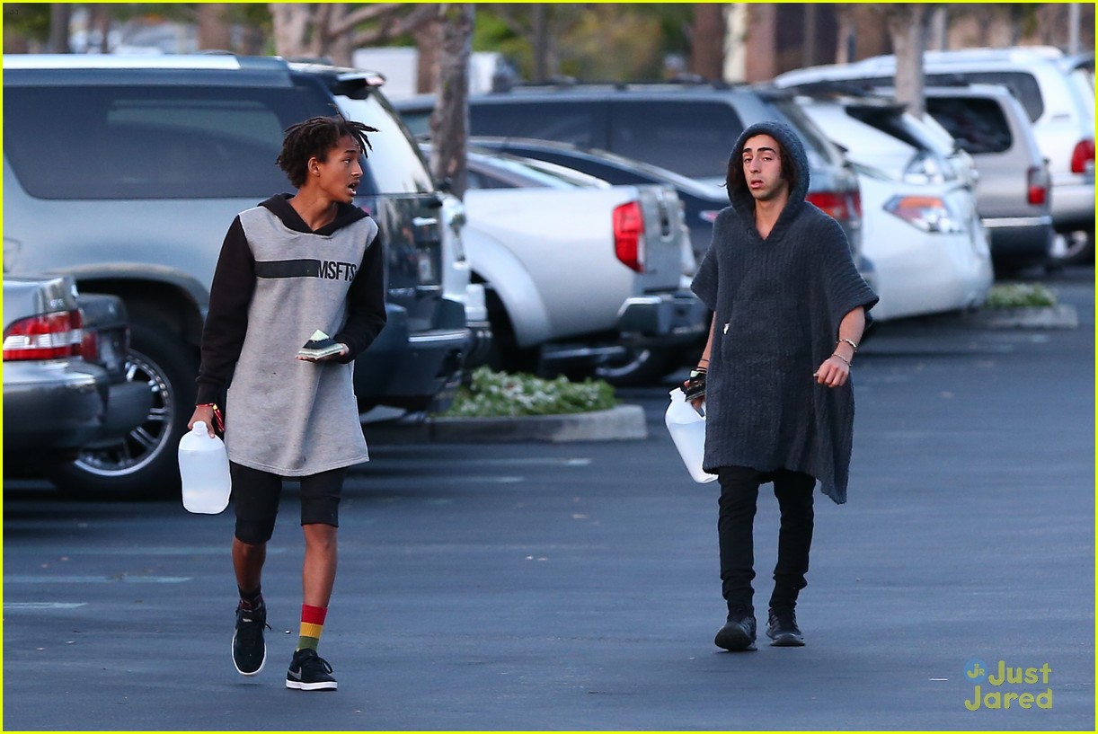 jaden smith carries pyramid to lunch 14