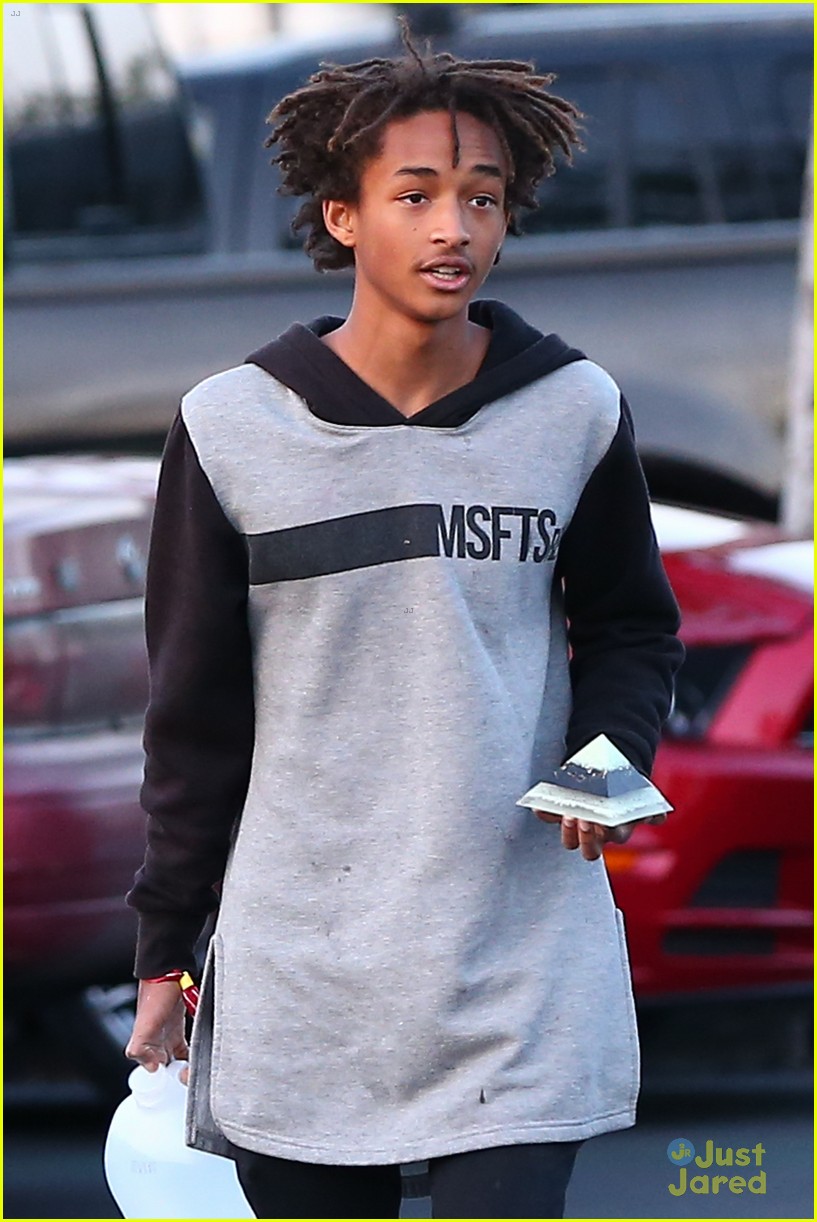 jaden smith carries pyramid to lunch 16