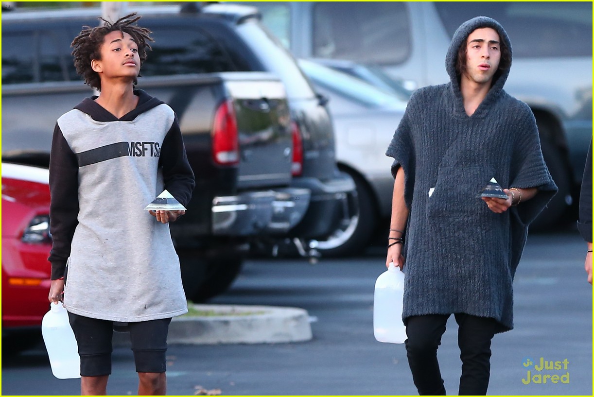 jaden smith carries pyramid to lunch 20